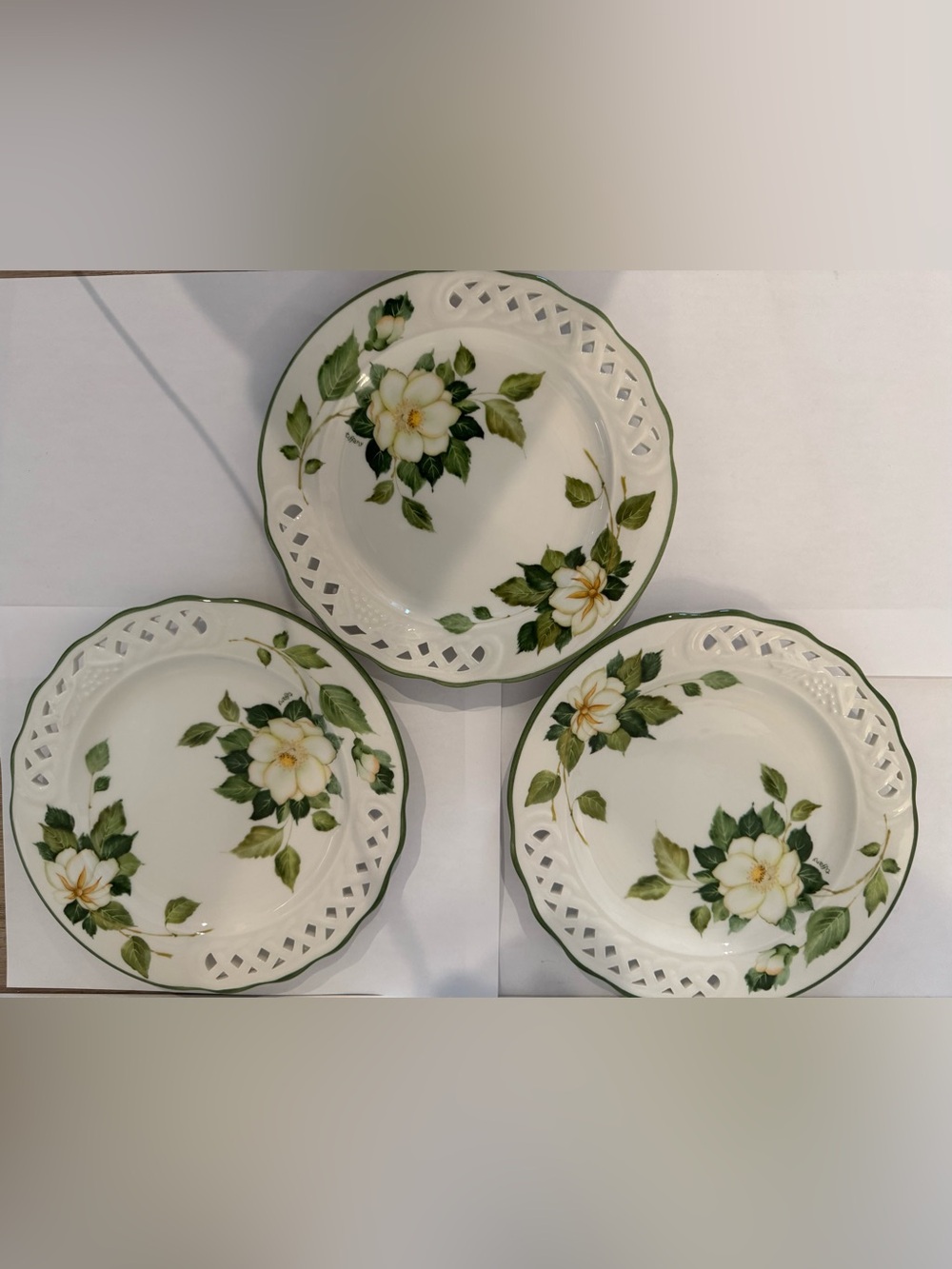 BRUNNELLI ITALY VINTAGE TIFFANY SIGNED 8.25” GARDENIA (3) PLATES W/LATTICE SIDE